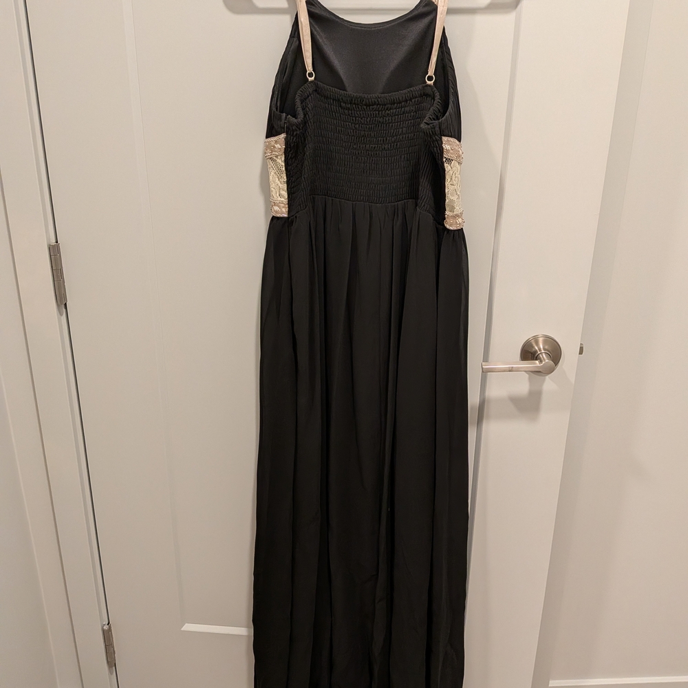 Elegant Black Dress - Picture 4 of 6
